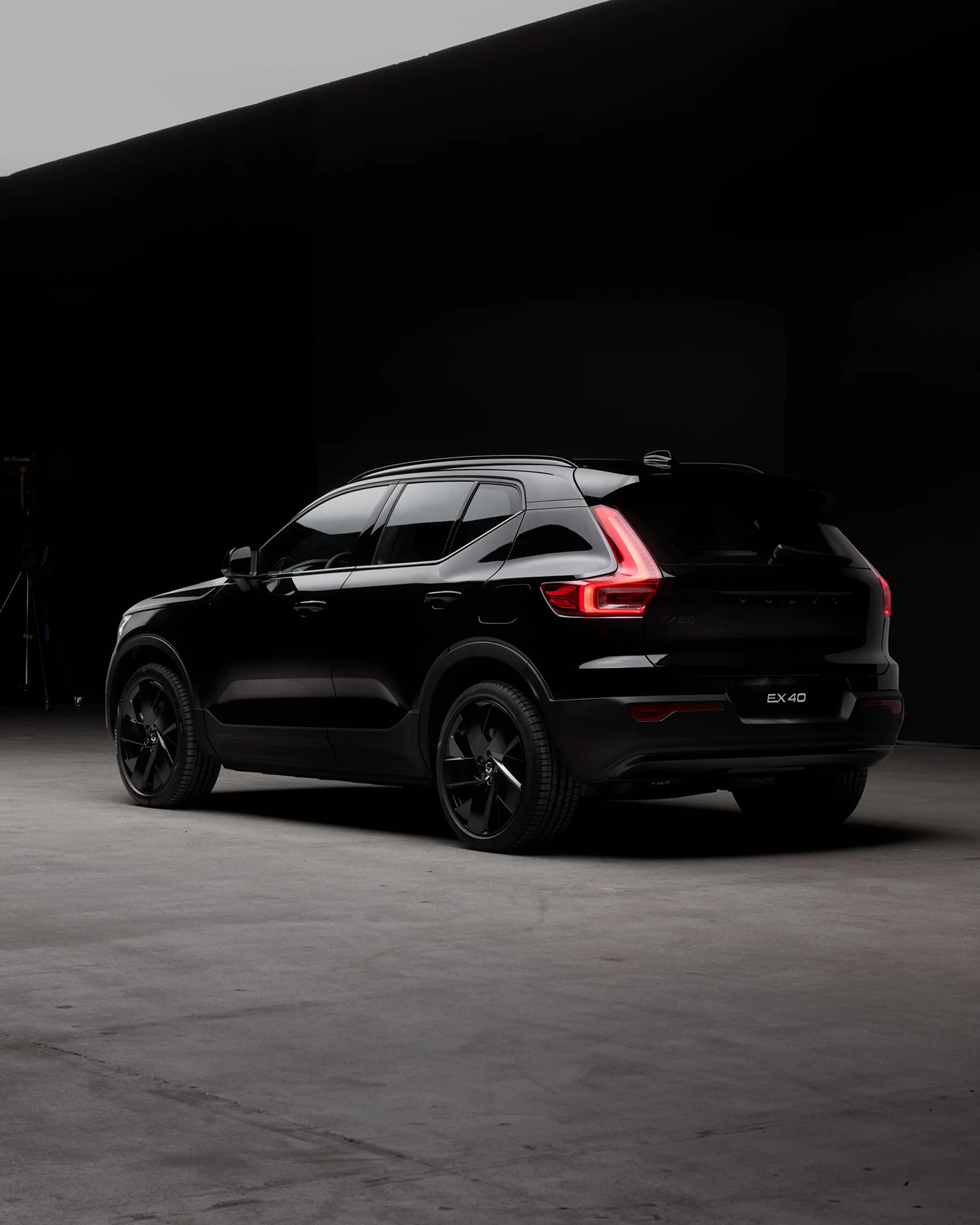 ex40-electric-overview-black-edition-3-4x5